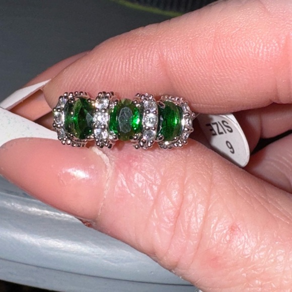 Emerald & CZ Crystal Wedding Band Silver Ring Size 6 Women's Jewelry - Picture 9 of 12
